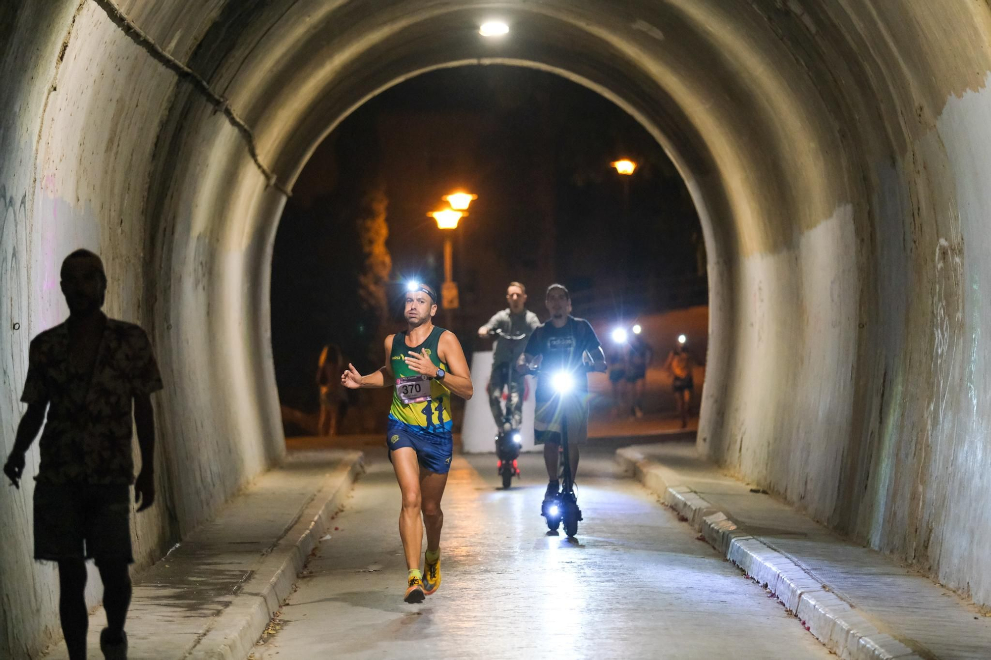 La carrera nocturna Mlk Trail & Tahermo llena de corredores el entorno de Gibralfaro