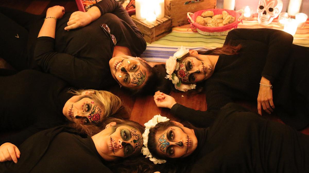 Noche de Halloween en el Oceanogràfic tematizado con calaveras mexicanas.