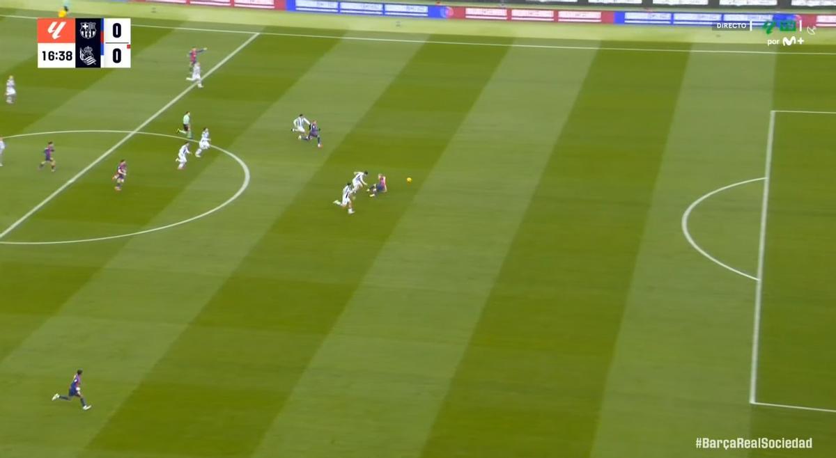 El momento del agarrón de Aritz Elustondo a Dani Olmo en el Barça-Real Sociedad