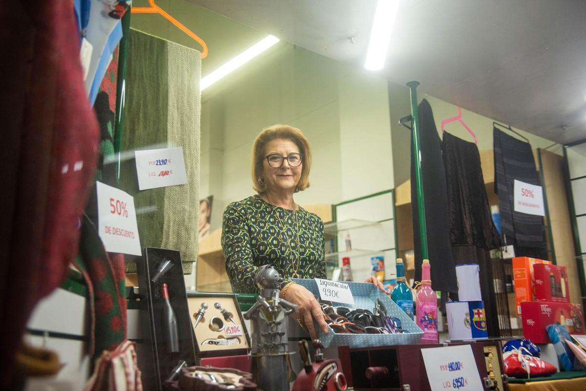 La propietaria del local, María Helena Piñeiro, junto a su mercancía.