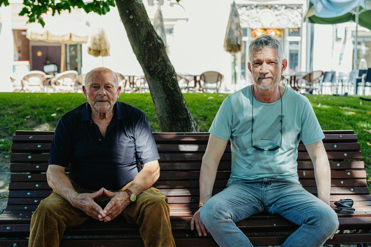 Carlos y Ricardo, descanso y conversación al fresco en el Parque de San Lázaro.