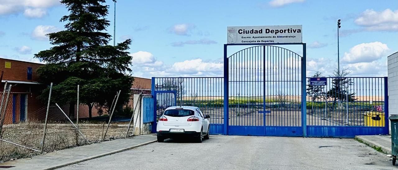 Cerramiento exterior actual de la ciudad deportiva de Almendralejo.