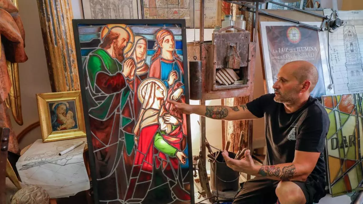 Las manos que reparan las vidrieras más hermosas de Zaragoza: "La artesanía es dura, requiere muchas horas de trabajo"
