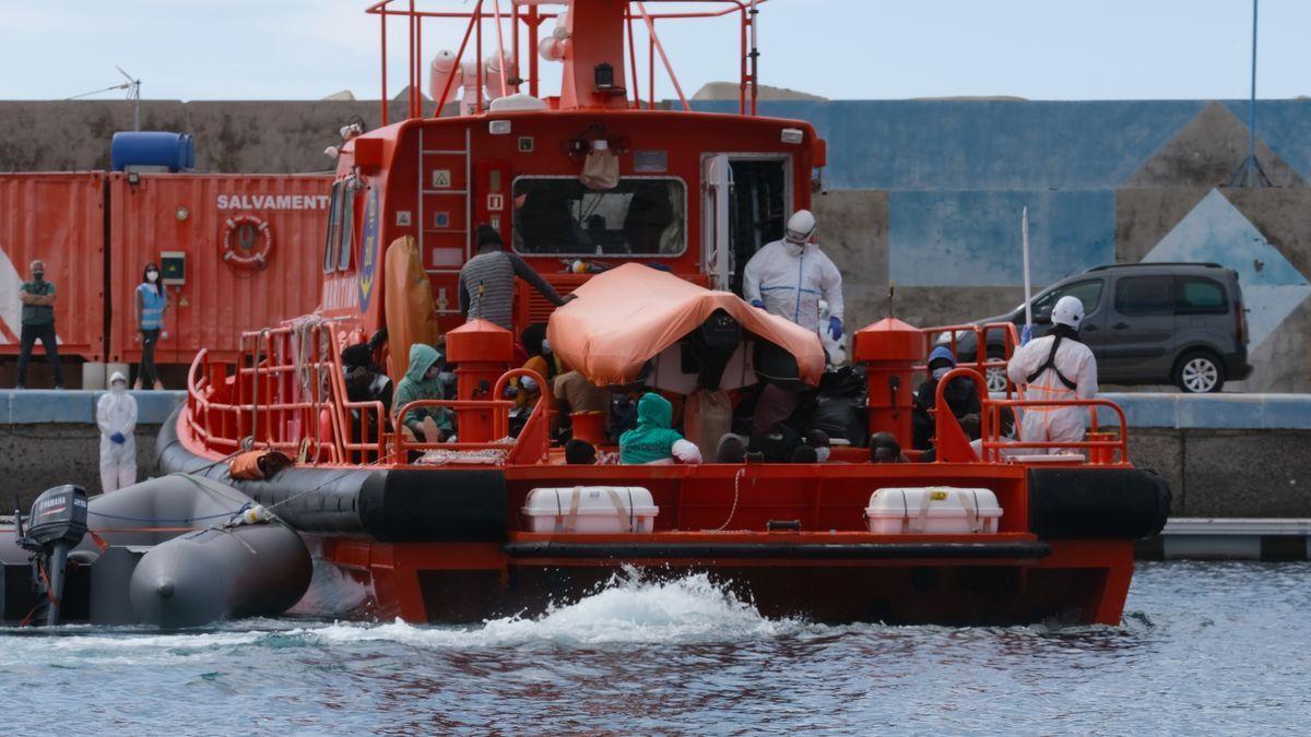 Salvamento Marítimo rescata a un grupo de inmigrantes.