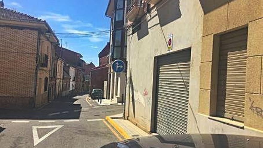 Una cochera con placa de vado en la puerta en una calle de la ciudad. A. G.