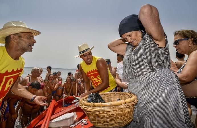 20/08/2017 MELENARA, TELDE.  Varada del Pescado en Melenara. Un grupo de señoras ataviadas de pescadoras representaron la venta tradicional del pescado por la playa de Melenara. FOTO: J. PÉREZ CURBELO