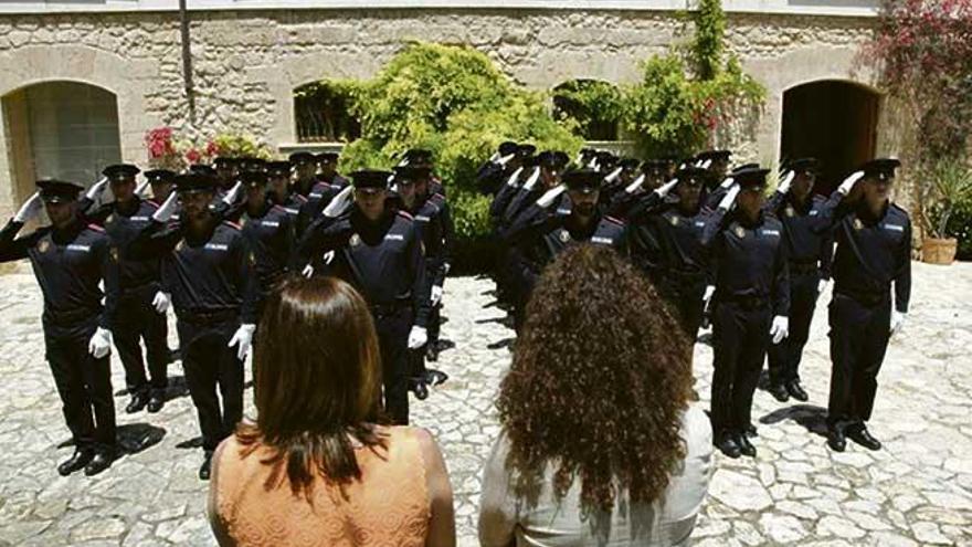 Armengol y Cladera, de espaldas, en la graduación de la última promoción de policías de la EBAP.