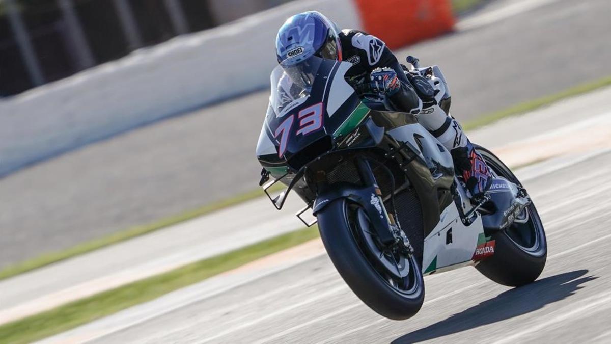 Àlex Márquez (Honda) sale de la primera curva de Cheste (Valencia), con la rueda dellantera de su moto levantada.