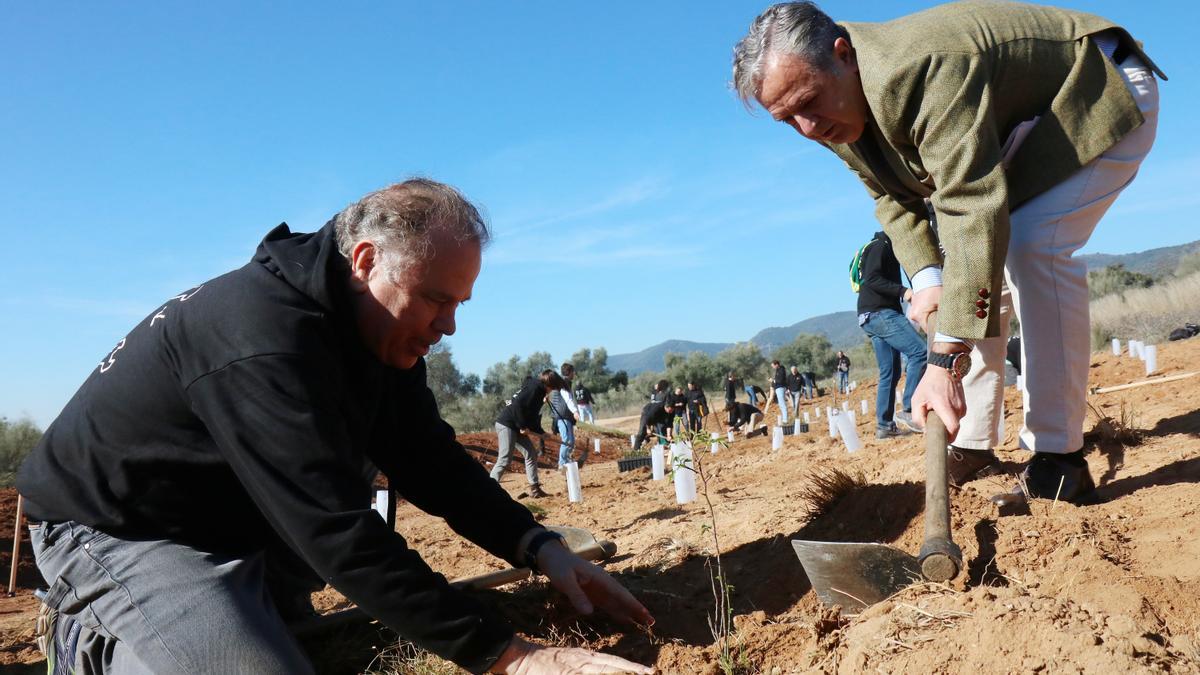 Salvador Fuentes, en plena siembre en el parque del Patriarca.