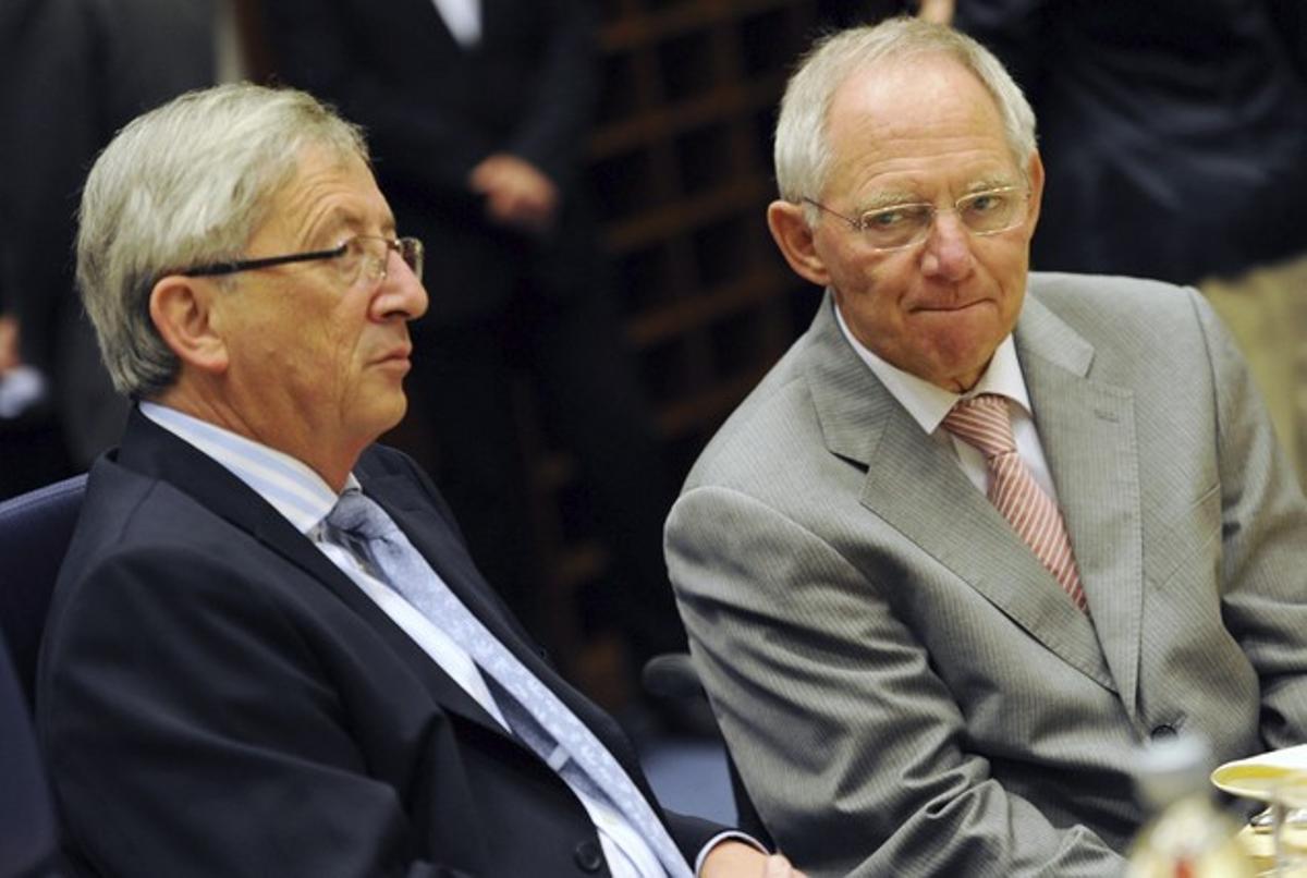 El president de l’Eurogrup, Jean-Claude Juncker (esquerra), amb el ministre alemany de Finances, Wolfgang Schäuble, durant una reunió de l’Eurogrup, el juny a Luxemburg.