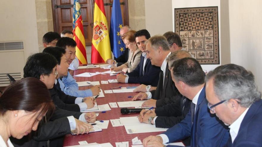 La delegación de Pinggu junto a los representantes edetanos