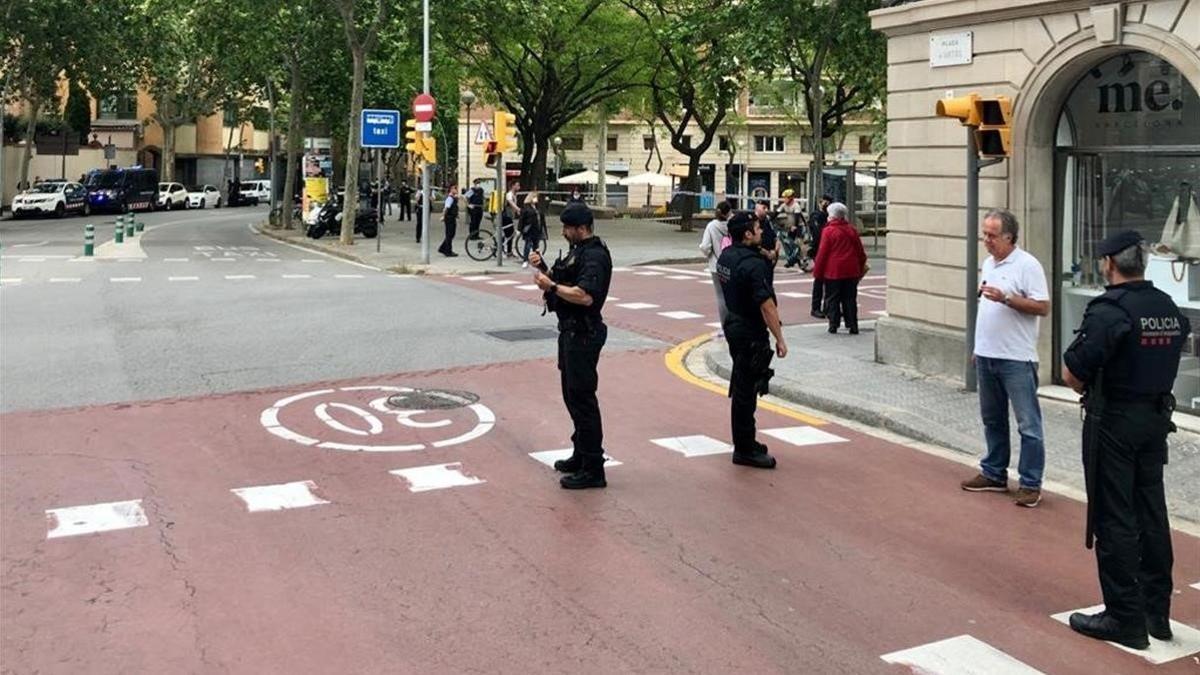 Los Mossos blindan la Plaça d'Artós.