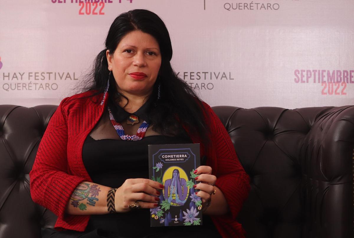 "Cometierra" de Dolores Reyes acompaña al movimiento feminista