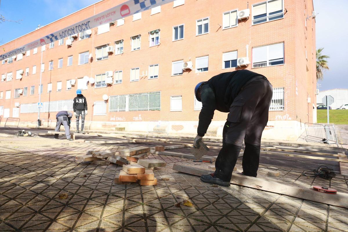 Galería | Comienza el arreglo de la fachada de Aldea Moret en riesgo de colapso