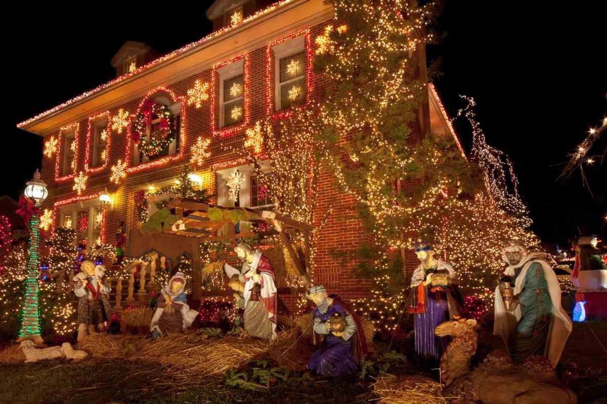 Casa con luces de Navidad en Dyker Heights, Brooklyn, Nueva York