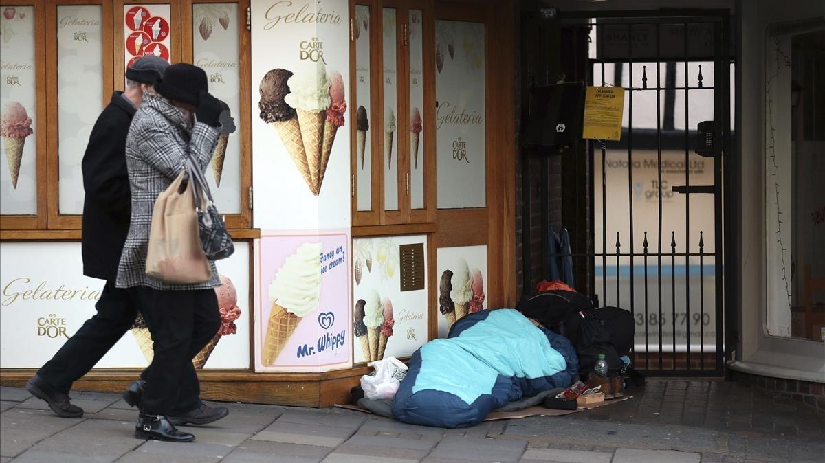 lmmarco41474813 a homeless person sleeps rough near windsor castle in windso180104203924