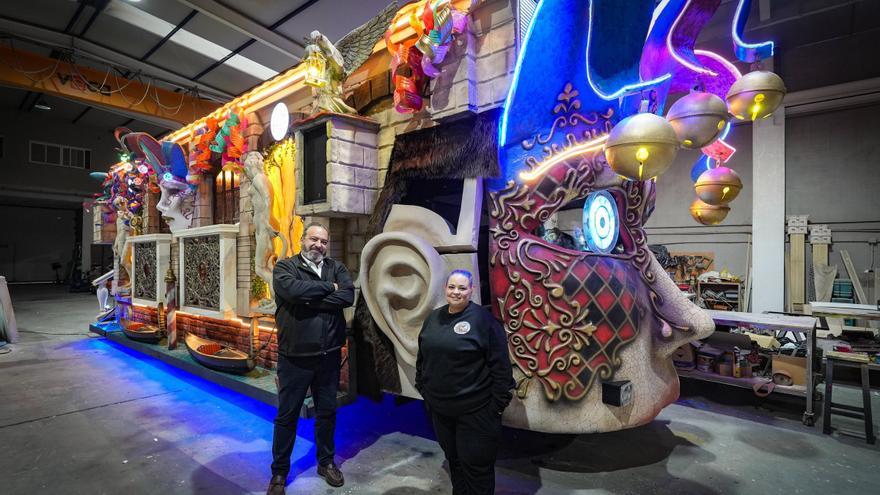 Artefactos y grupos de animación rechazan abandonar el Gran Desfile del Carnaval de Badajoz