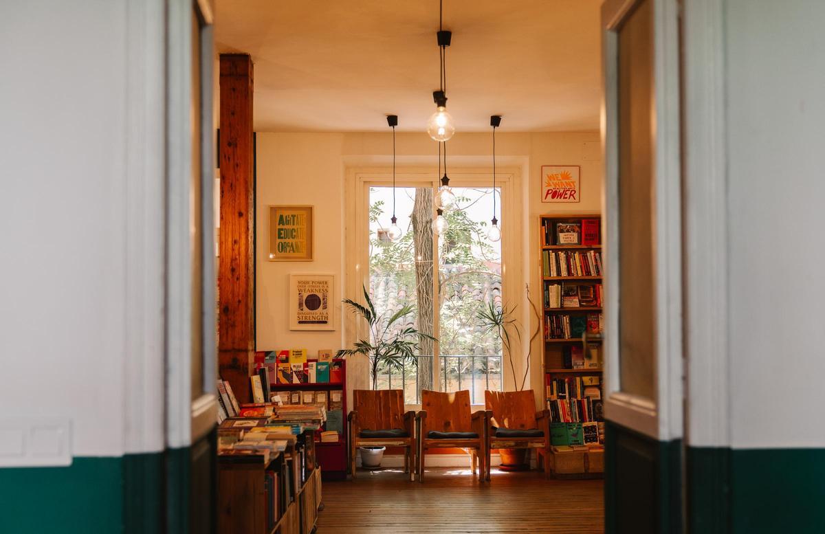 Detalle de la planta de arriba de la librería Traficantes de sueños, en Lavapiés.