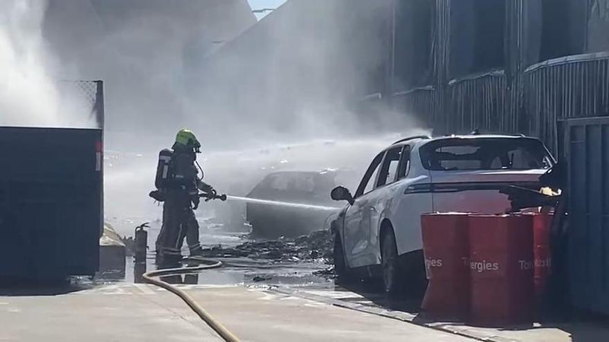 Arden varios vehículos tras el incendio de un coche eléctrico en el concesionario Peugeot de la carretera de Madrid en Zaragoza