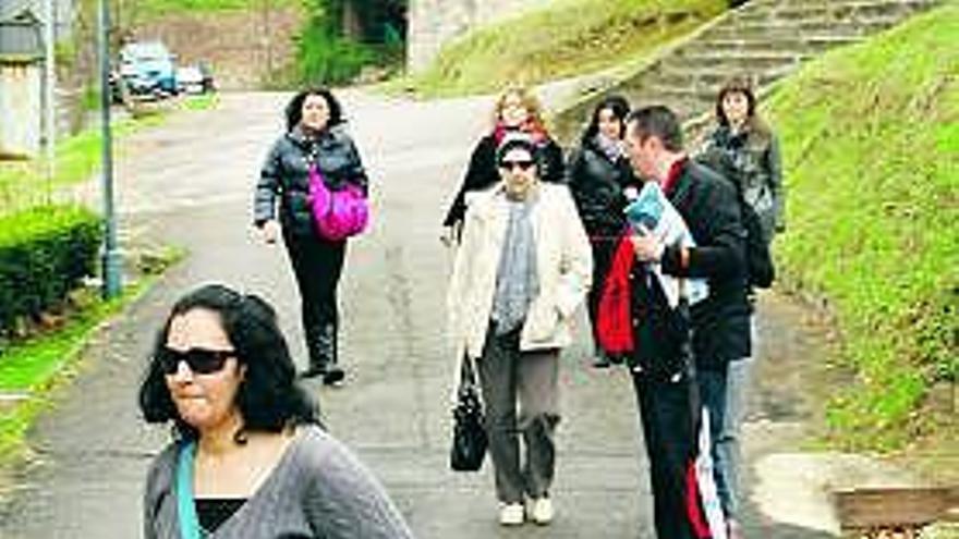 Una familia de Bilbao retratándose, ayer, junto a la casa del Doctor Mateo.