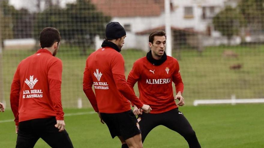 Brian Oliván, de frente, junto a Corredera y Guille Rosas. | MARCOS LEÓN