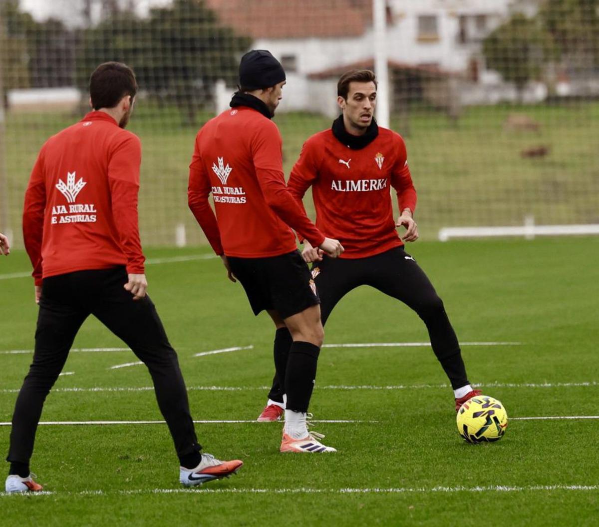 Brian Oliván, de frente, junto a Corredera y Guille Rosas. | MARCOS LEÓN