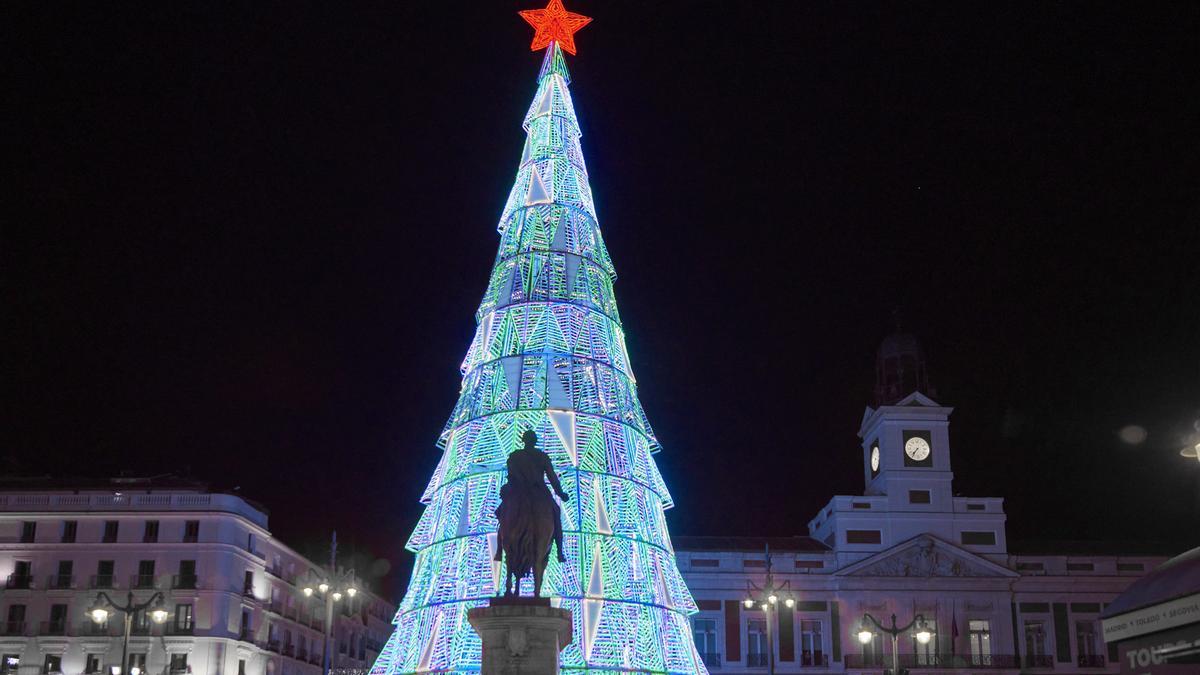 Pese a las obras de la plaza, el árbol de Navidad se enciende de nuevo en Sol