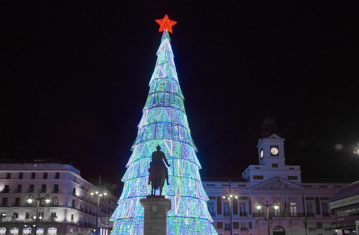 Pese a las obras de la plaza, el árbol de Navidad se enciende de nuevo en Sol
