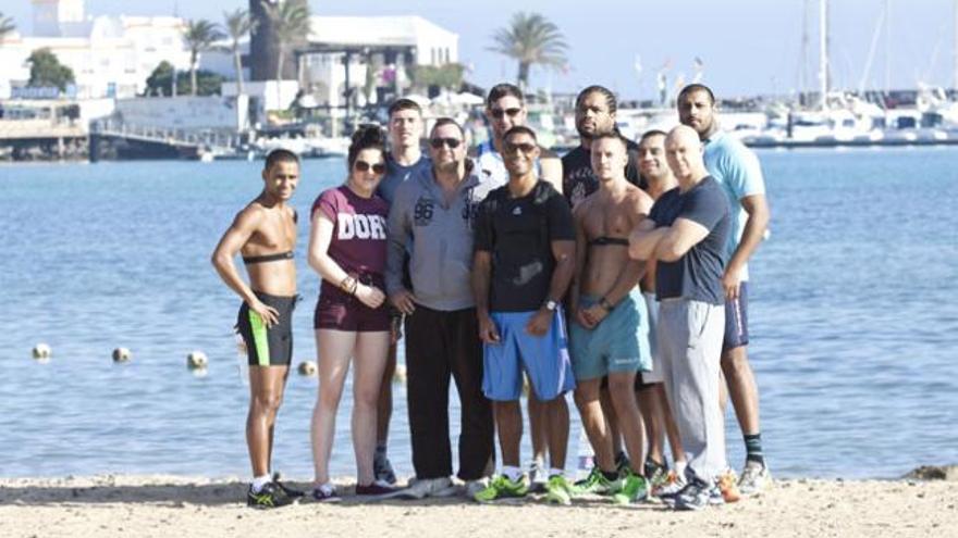 Un programa de entrenamientos. Los boxeadores británicos se esfuerzan cada día en la playa de El Castillo para ultimar su preparación. Arriba, el grupo de boxeadores. Debajo, Kell Brook y Kid Gallahad posan para LA PROVINCIA / DLP.