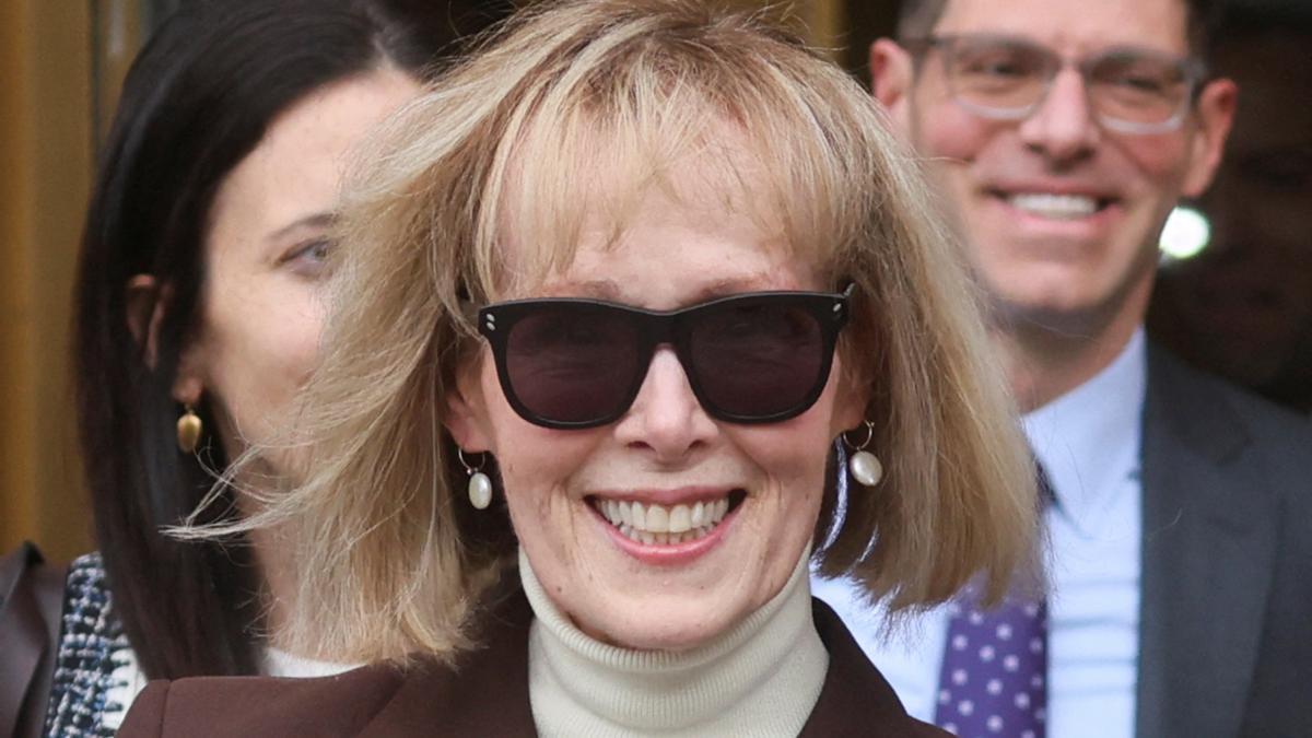 La escritora E. Jean Carroll, sonriente, a su salida del tribunal de Manhattan tras conocer el veredicto contra Trump, este martes en Nueva York.