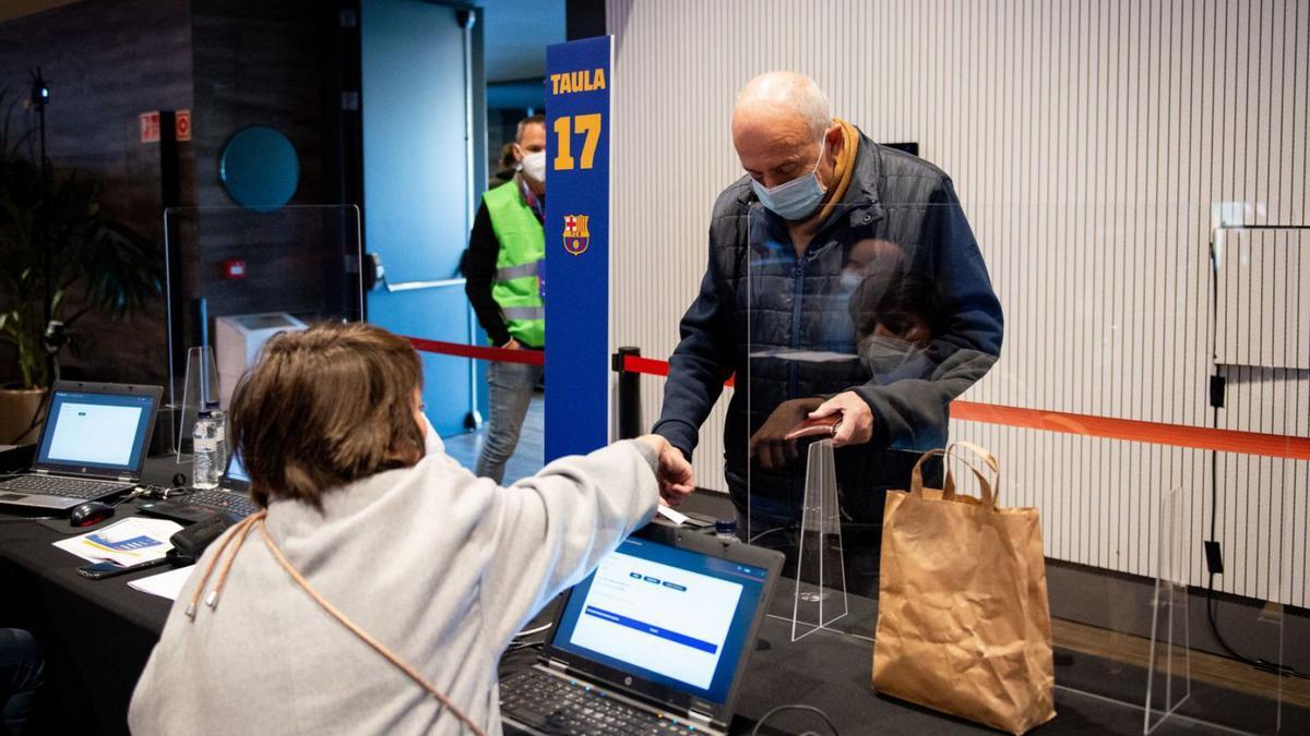 Alguns socis van votar telemàticament des de les instal·lacions del club | SARA GORDON/FCB