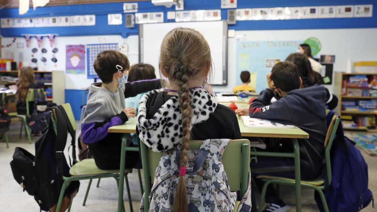 Una alumna ucraïnesa en una aula de les comarques gironines, d’arxiu.