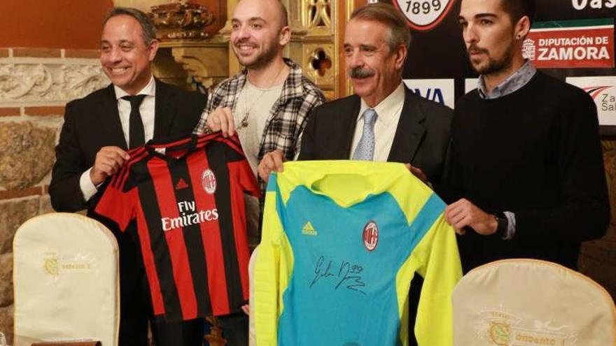 Representantes del AC Milan y de las instituciones posando.