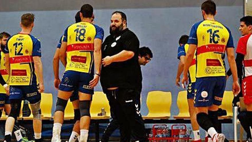 Aitor Barreros y sus jugadores, durante un tiempo muerto en un partido de la Superliga.