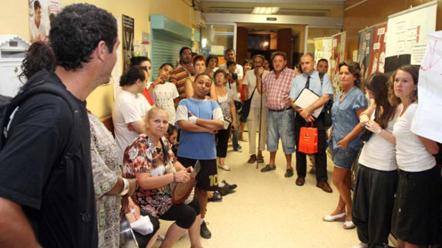 Els veïns d&#039;Hostalric fent una assemblea dins el CAP del municipi un cop ocupat.