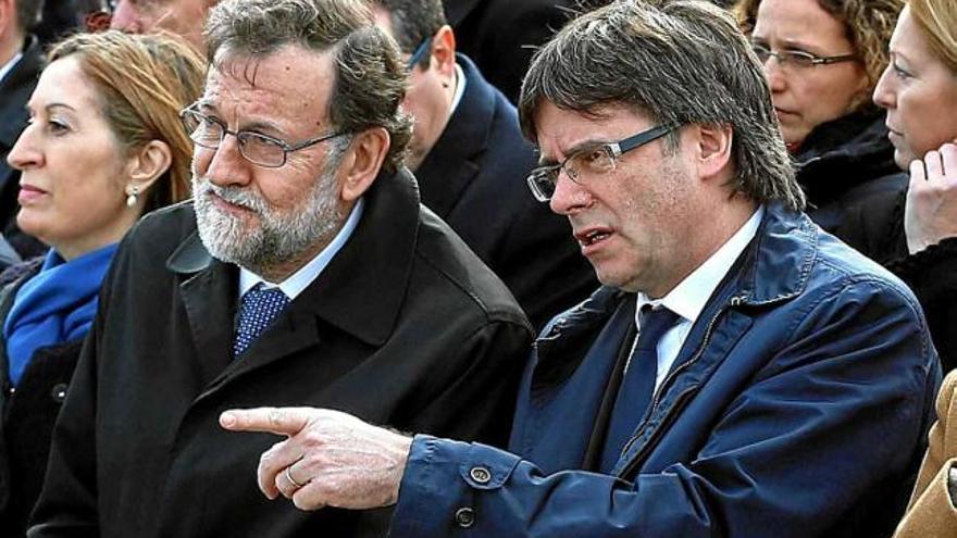 Rajoy i Puigdemont parlant en l&#039;homenatge a les víctimes de Germanwings