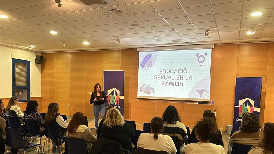 Lara Avargues habló de sexualidad en la V Escuela de Familias