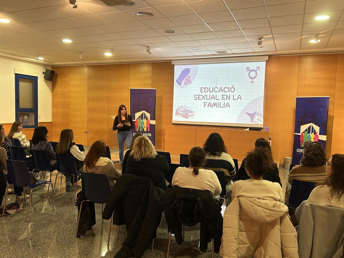 Lara Avargues habló de sexuelidad el pasado viernes en el Centre Juvenil La Nucía.