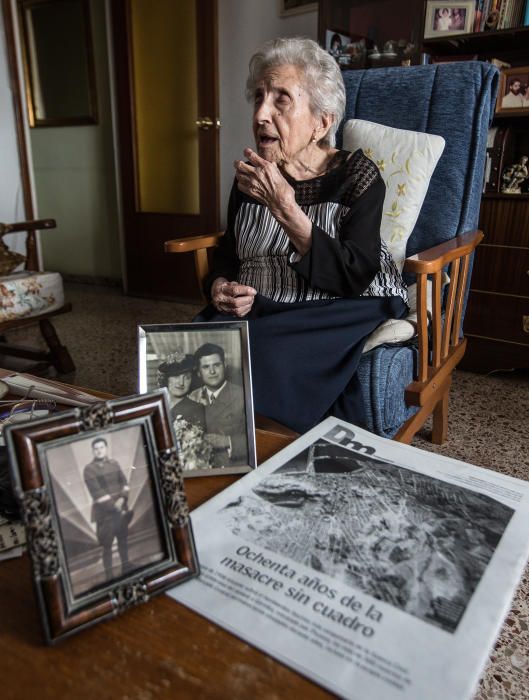 El alcalde Luis Barcala entrega un ramo de flores a Magdalena Oca Perez testigo del bombardeo del Mercado Central de Alicante en 1938 que cumple 100 años