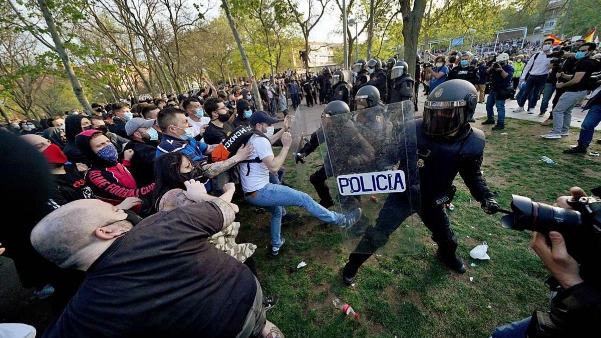 Detingut un empleat de Podem per agredir policies en un acte de Vox
