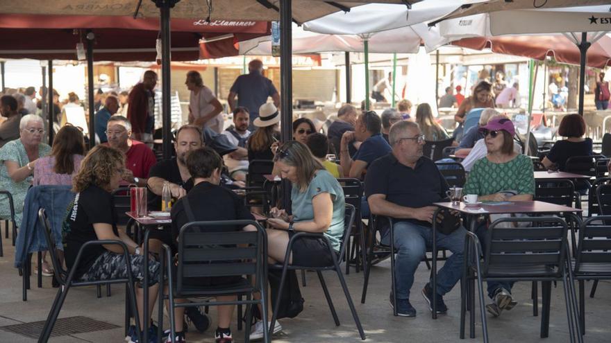 Terasses plenes de clients en els establiments de la plaça dels Herois de Puigcerdà | ALEX GUERRERO