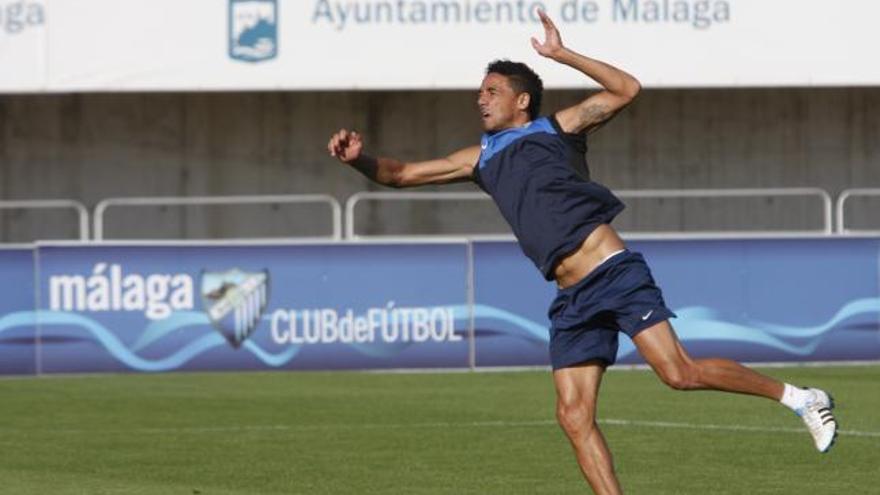 Weligton, en un entrenamiento en el que se ejercitó con la zaga malaguista durante esta temporada.