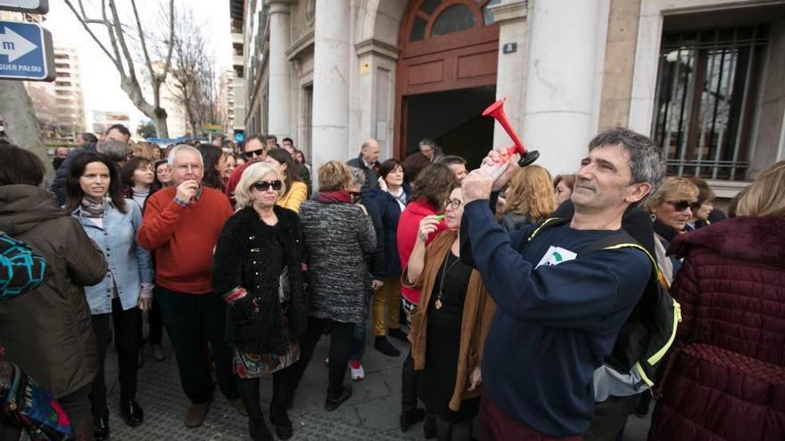 Protesta de funcionarios contra el caos informático.