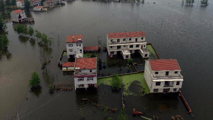 Un centenar de fallecidos por un temporal en China