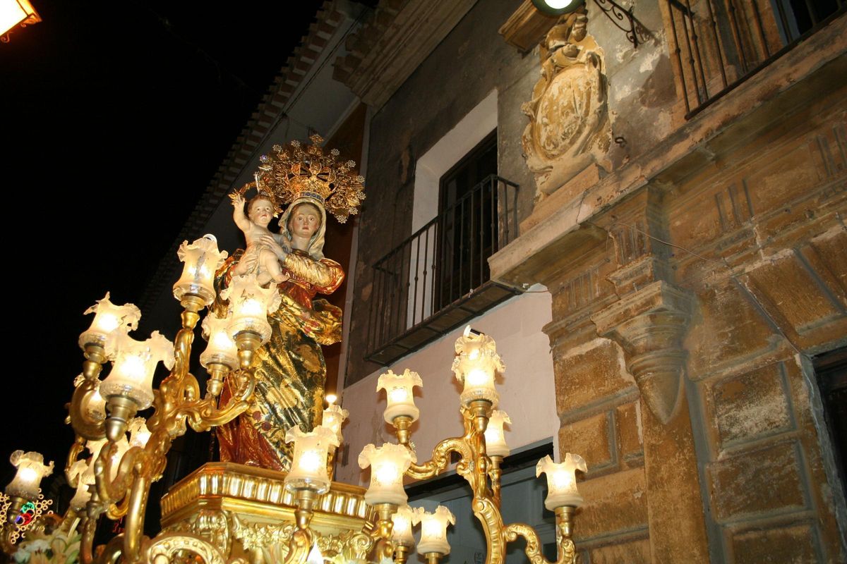 La Virgen de las Maravillas procesionando por Cehegín