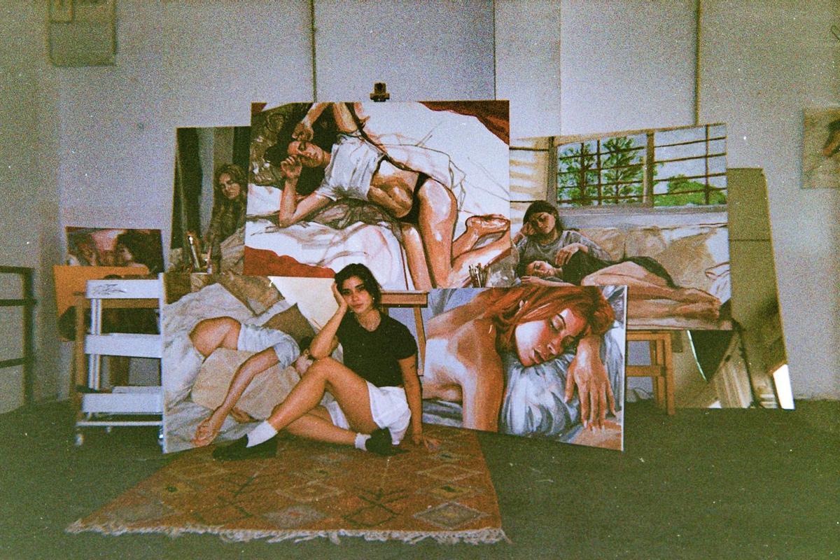 La artista Inés Jimm, junto a algunas de sus obras