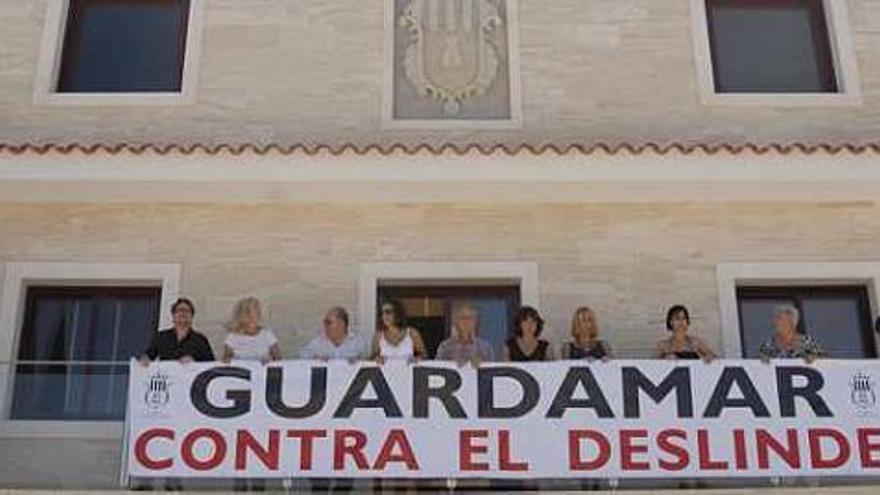 Pancarta desplegada en el Ayuntamiento tras el pleno.