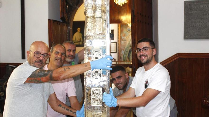 Unos sacan brillo y otros desmontan el altar: sesenta vecinos de Teror trabajan a contrarreloj para la bajada de la Virgen del Pino