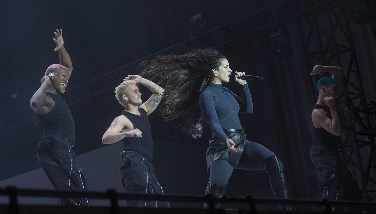 El bailarín Sam Vázquez, el segundo por la izquierda, durante la actuación de Rosalía en el Primavera Sound por la gira 'Motomami'