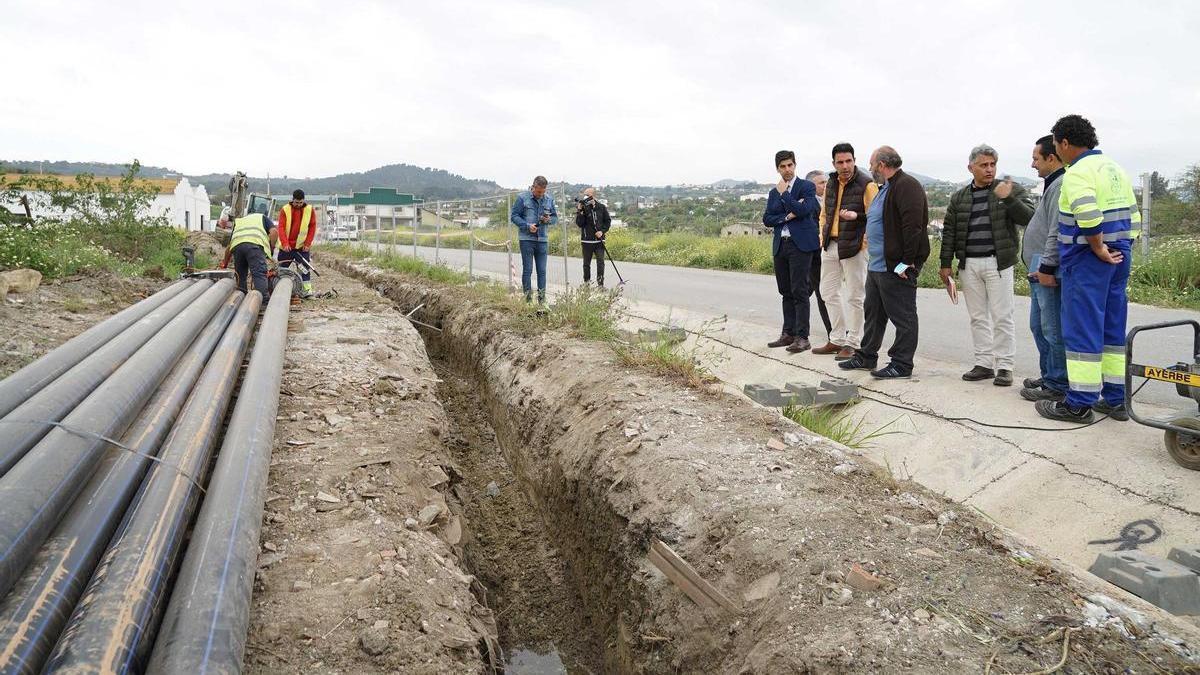 El alcalde, Francisco Santos, supervisa las obras en la campiñuela.